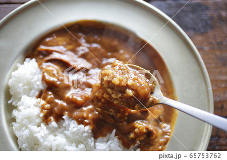 レトロなアルミの器に盛った普通のカレーライス 65753762