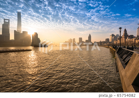 《上海》上海の夜明け・中国経済の中心 65754082