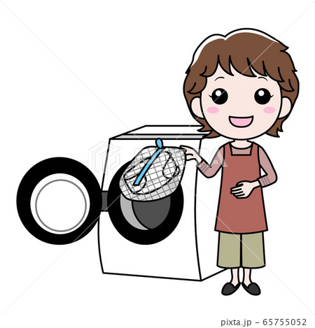 洗濯機にマスクを入れる女性 65755052