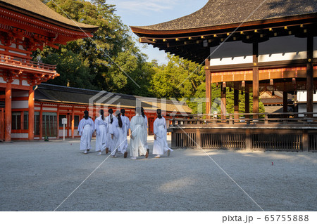 下鴨神社の巫女さんの写真素材