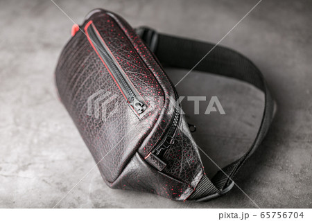 Bag on the belt of textured leather in Bordeaux 65756704