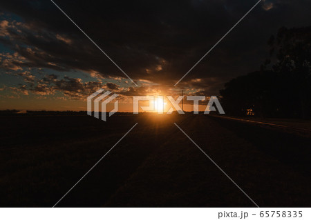 大地に沈む太陽 65758335
