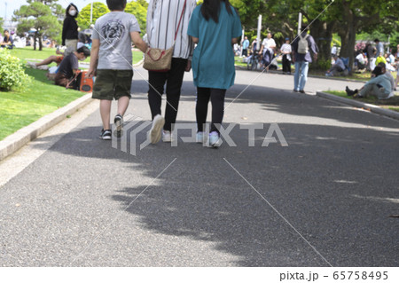 初夏　新緑　散歩　家族 65758495