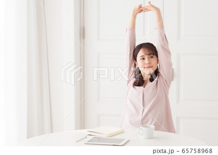 ストレッチ体操 若い女性 ストレッチ体操 若い女性 65758968