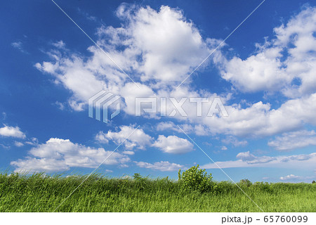 青空と雲と草原の背景素材 暑中見舞い テンプレートの写真素材