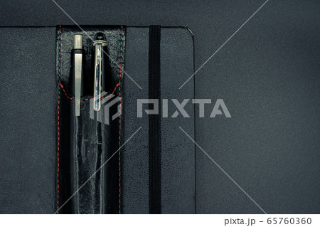 高級なノートとペンホルダーに入ったペンのセット 高級なノートとペンホルダーに入ったペンのセット 65760360