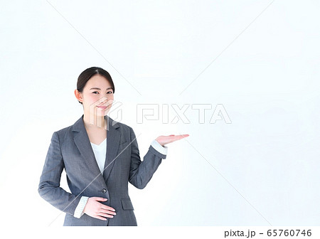 誘導するビジネスウーマンのイメージ 65760746