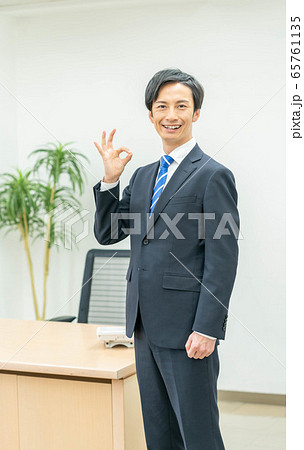 ビジネス　ビジネスイメージ　男性 65761135