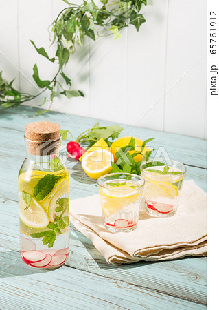 レモンとミントとラディッシュのデトックスウォーター Infused Waterの写真素材