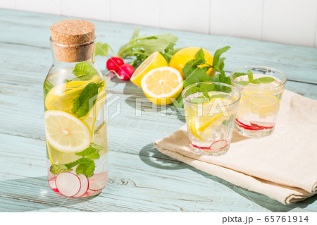 レモンとミントとラディッシュのデトックスウォーター - infused water レモンとミントとラディッシュのデトックスウォーター - infused water 65761914