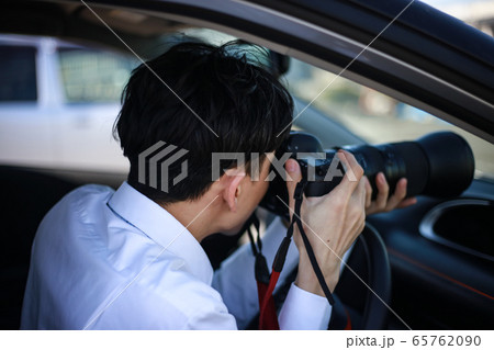 車内から写真を撮る男性 車内から写真を撮る男性 65762090