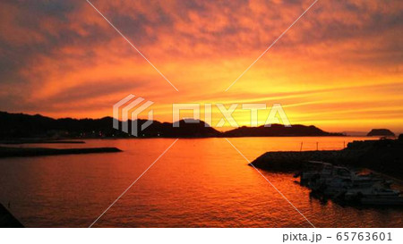 夕焼けの海 瀬戸内海を愛媛県から見た景色 夕焼けの海 瀬戸内海を愛媛県から見た景色 65763601