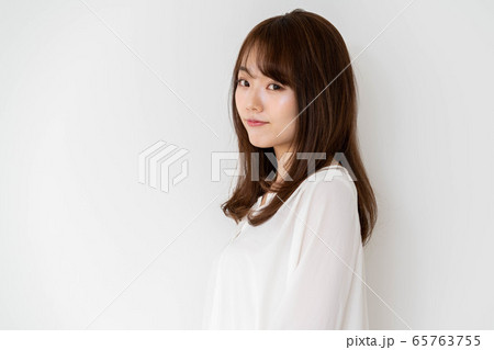 室内にいる女性 65763755