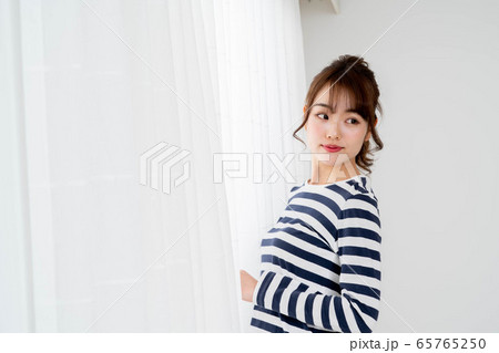 室内にいる女性 65765250