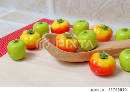 野菜　果物　ミニュチュア　おもちゃ　フルーツ　トマト　りんご 65766650