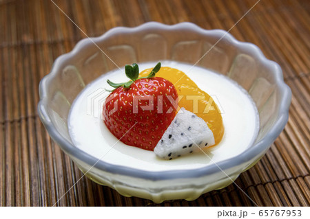 フルーツをトッピングした牛乳プリン フルーツをトッピングした牛乳プリン 65767953