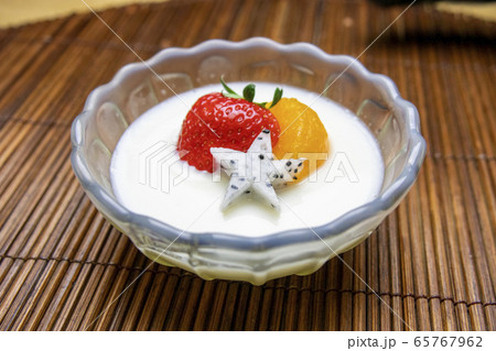 フルーツをトッピングした牛乳プリン フルーツをトッピングした牛乳プリン 65767962