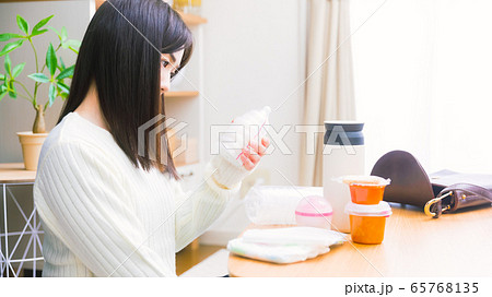 外出準備をするママ 使い捨て哺乳瓶 散歩 おでかけ 移動 旅行 預ける 16:9 外出準備をするママ 使い捨て哺乳瓶 散歩 おでかけ 移動 旅行 預ける 16:9 65768135