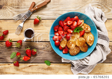 Pancake cereal, mini pancakes with fresh Pancake cereal, mini pancakes with fresh 65768201