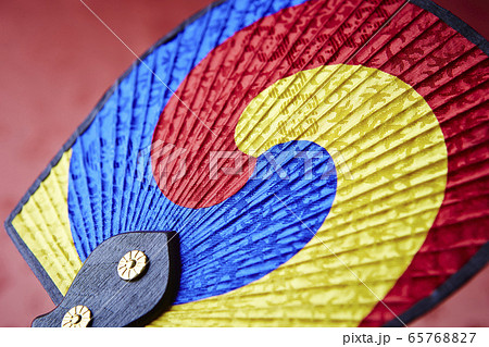 韓国の三太極三色団扇 伝統工芸品民芸品イメージの写真素材