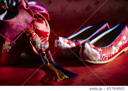 韓国の風呂敷包みとコッシン　民芸品名節イメージ 65769002