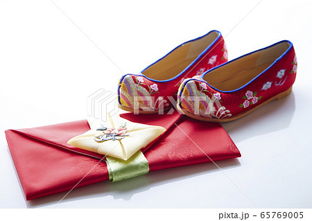 韓国の風呂敷包みとコッシン 民芸品名節イメージ 韓国の風呂敷包みとコッシン 民芸品名節イメージ 65769005