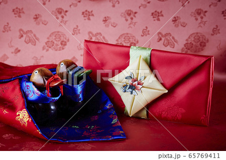 韓国の縁起物　木製キロギと風呂敷包み　名節婚礼イメージ 65769411