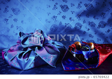 韓国の縁起物　木製キロギと風呂敷包み　名節婚礼イメージ 65769422