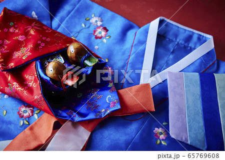 チマチョゴリと木製キロギ　婚礼イメージ 65769608