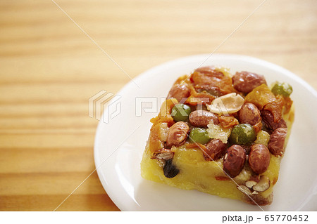 韓国の伝統餅菓子 豆餅チャルトックの写真素材