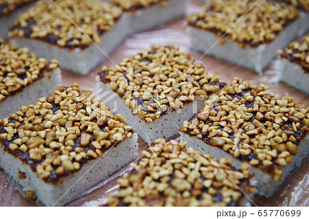 ナッツがトッピングされた韓国の餅菓子 65770699