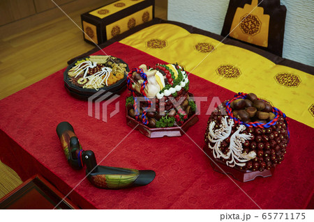 韓国の伝統的な婚礼儀式　ウエディング幣帛イメージ 65771175