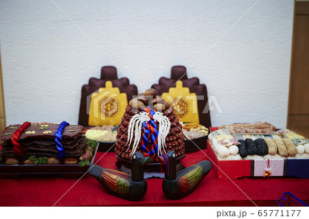 韓国の伝統的な婚礼儀式　ウエディング幣帛イメージ 65771177