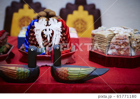 韓国の伝統的な婚礼儀式　ウエディング幣帛イメージ 65771180