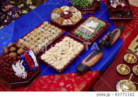 韓国の伝統的な婚礼儀式　ウエディング幣帛イメージ 65771182