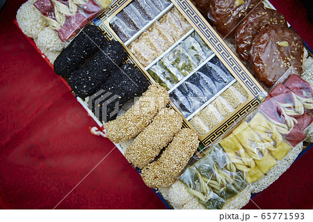 韓国の伝統菓子の詰め合わせ　油菓　正菓 65771593