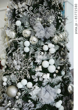 シルバーの装飾のクリスマスツリー シルバーの装飾のクリスマスツリー 65772580