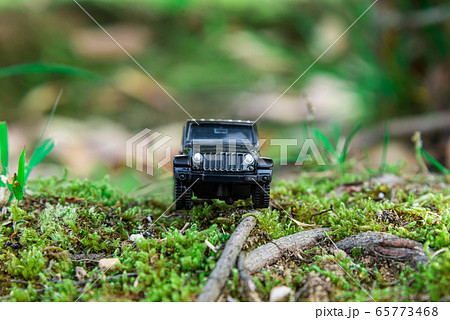 悪路を走破する車 65773468