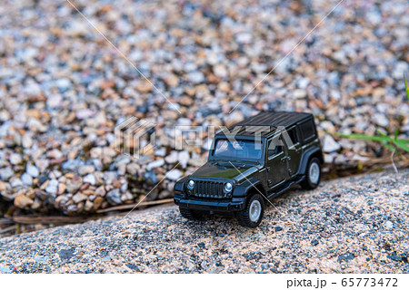 悪路を走破する車 65773472