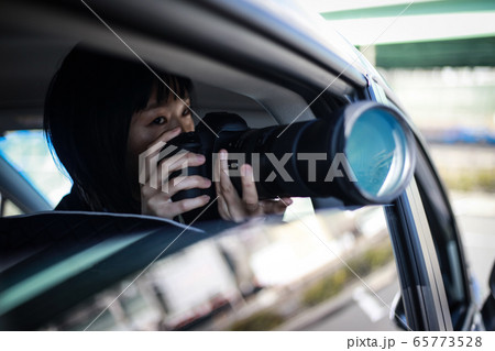 車内から写真を撮る女性 65773528