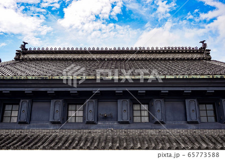 富山県高岡市の土蔵造りの街並み 65773588