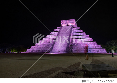 メキシコ　チチェン・イッツァの遺跡　ライトアップ　夜 65774547