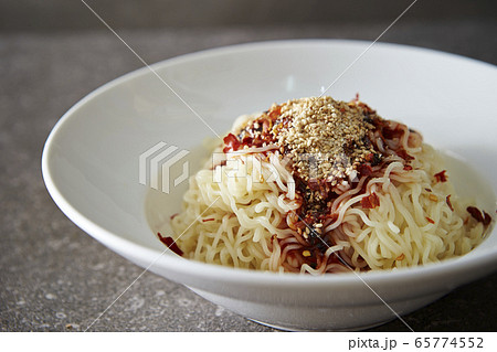 インスタントビビン麺　韓国料理 65774552