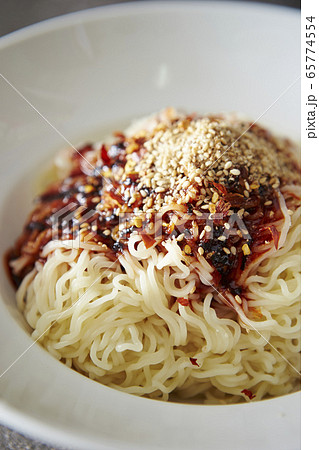 インスタントビビン麺　韓国料理 65774554