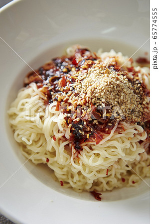 インスタントビビン麺　韓国料理 65774555