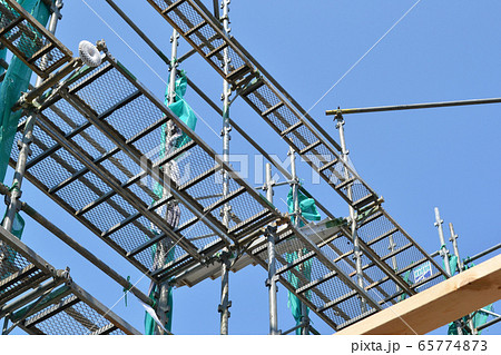 家・建物　建設現場の足場 65774873