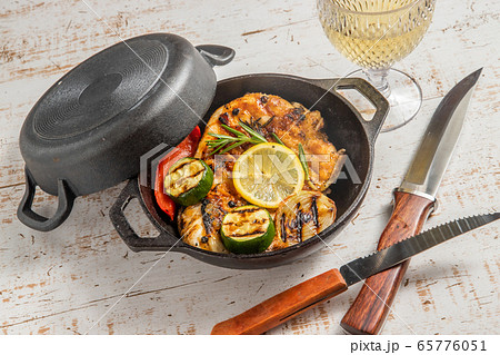 チキンのグリル iron pan and herb roasted chicken チキンのグリル iron pan and herb roasted chicken 65776051