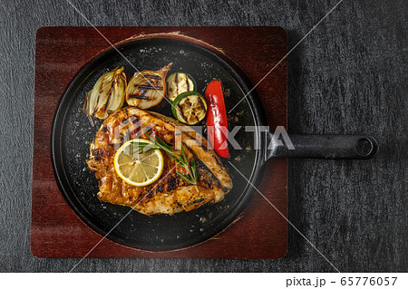 チキンのグリル iron pan and herb roasted chicken チキンのグリル iron pan and herb roasted chicken 65776057