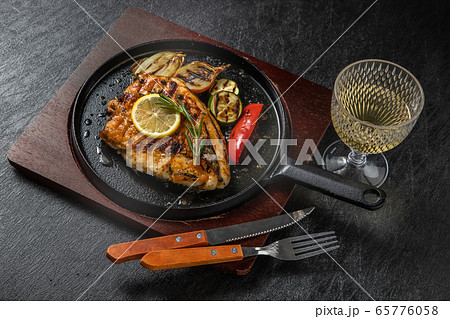 チキンのグリル iron pan and herb roasted chicken チキンのグリル iron pan and herb roasted chicken 65776058