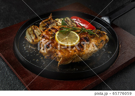 チキンのグリル　 iron pan and herb roasted chicken 65776059